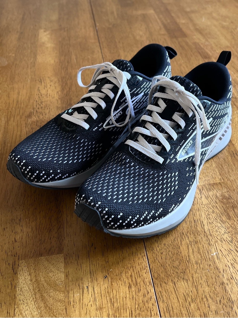 Almost NEW, Brooks Levitate GTS walking running shoes. 8 1/2 8.5 medium B